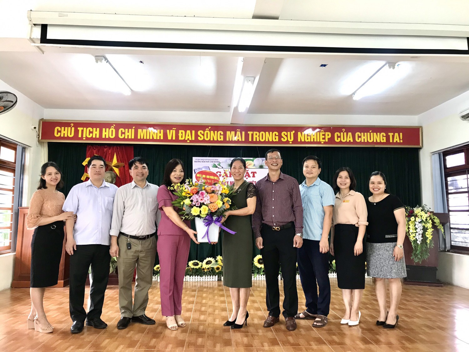 UBND phường Phúc La tặng hoa BGH nhà trường nhân dịp Ngày nhà giáo Việt Nam 20 11