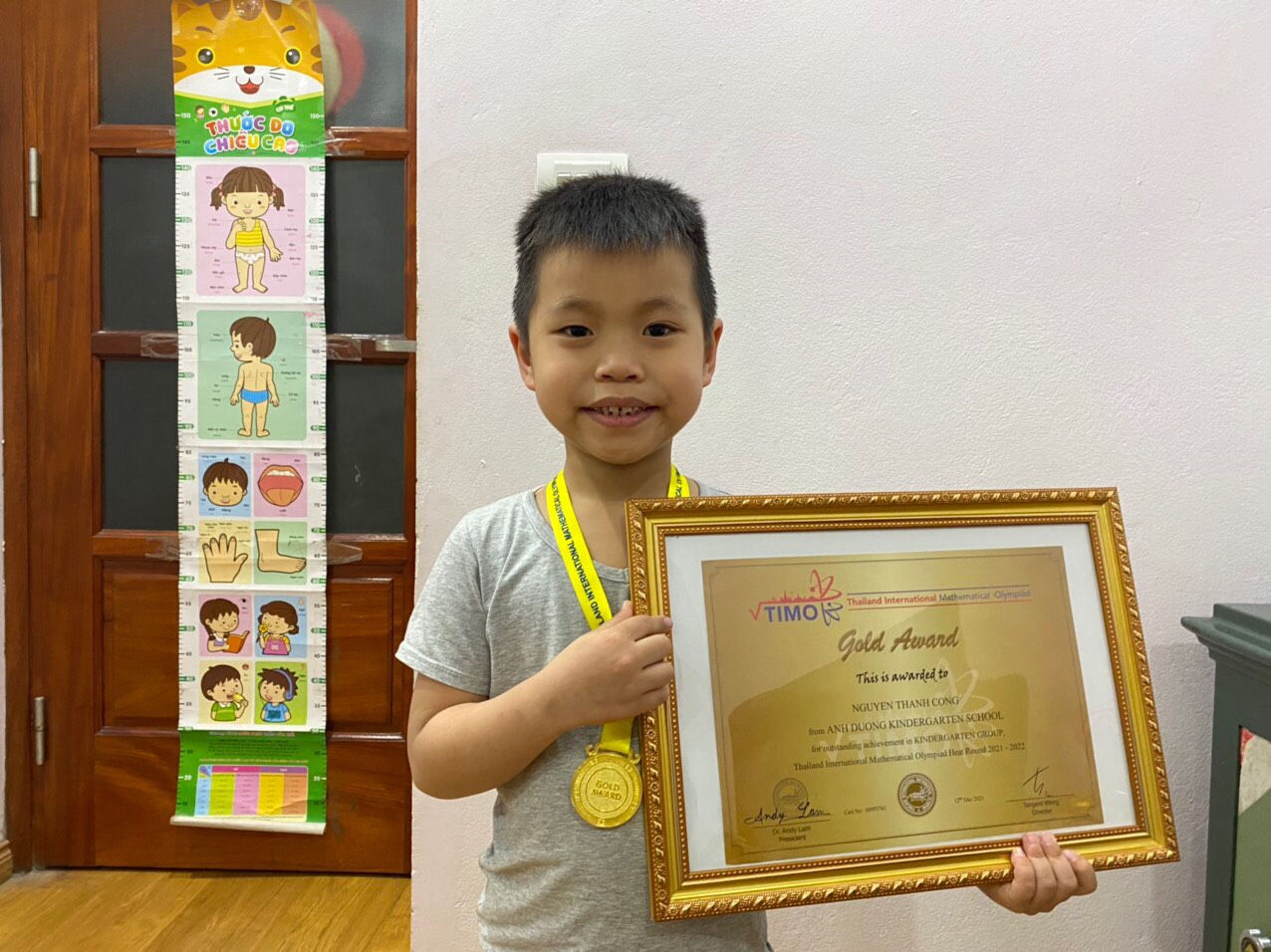 Thành Công nhận Giấy khen và Huy chương cuộc thi toán Quốc tế TIMO